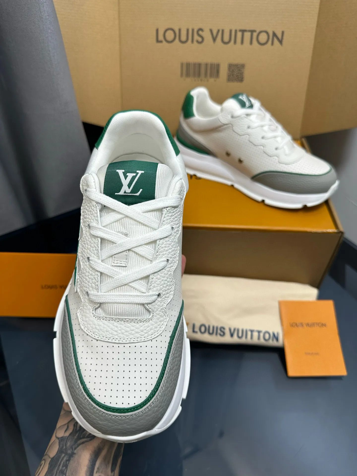 Factory price: 700💰🌈LV | Louis Vuitton 2025𝐬𝐬 🧡💚2025 spring and summer new style top version‼ ️The original version is the same. The counter focuses on the latest casual shoes and new hard goods🆕 ❥Purchasing agent level! Full of high-end feel! A popular model among bloggers at home and abroad, it’s retro and fashionable, and looks stunning on your feet! Wear a lot of happiness! The official website's main recommendation★ ━━━━━ ЅᏇєєt ━━━━━ ▪️Upper: Original custom-made imported calfskin fabric ▪️Inner: breathable gauze imported from Italy ▪️Outsole: rubber foam ➕t men's men's shoes 💰u high-end outsole ▪️Color: nine colors available ▪️Shoe size: 35-44, (45, 46 customized)